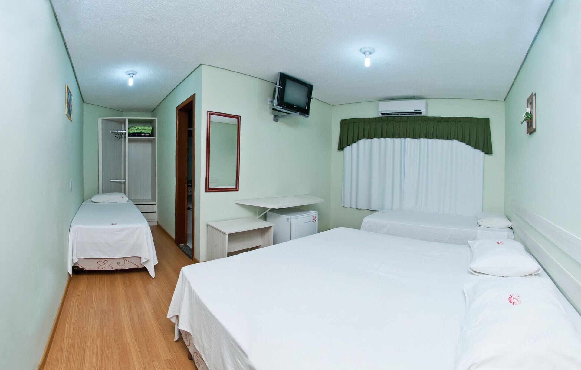 ミニバー、セーフティボックス (室内)、デスク、遮光カーテン