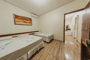 Habitación familiar | Minibar, caja de seguridad en la habitación y escritorio