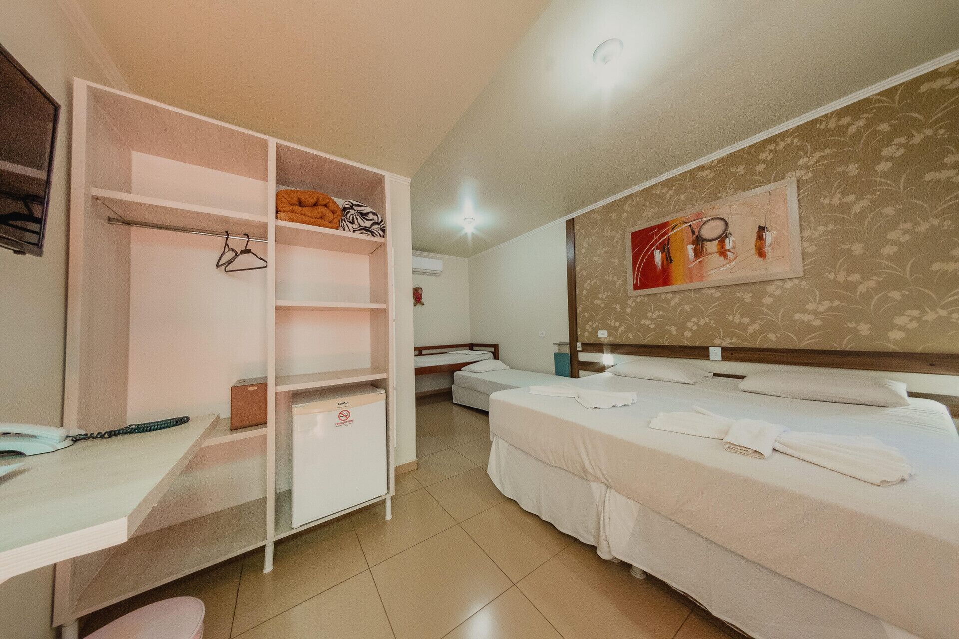 Minibar, caja de seguridad en la habitación y escritorio 