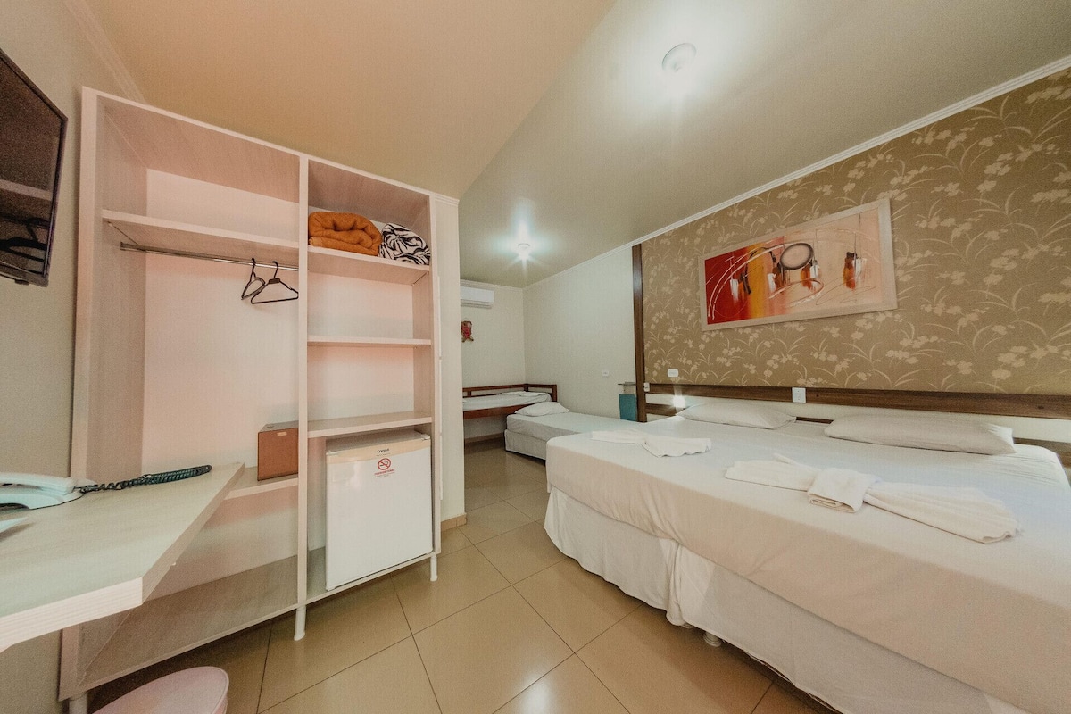 Minibar, caja de seguridad en la habitación y escritorio