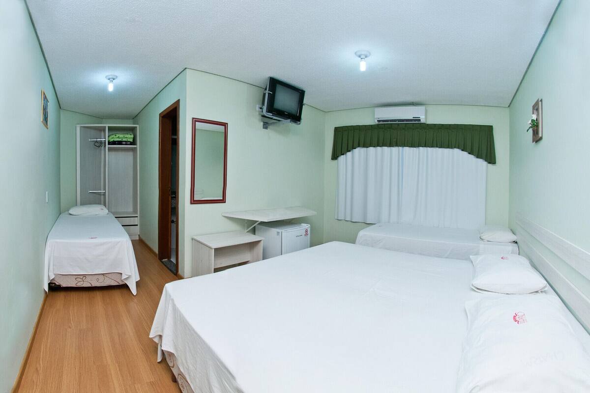Minibar, caja de seguridad en la habitación y escritorio