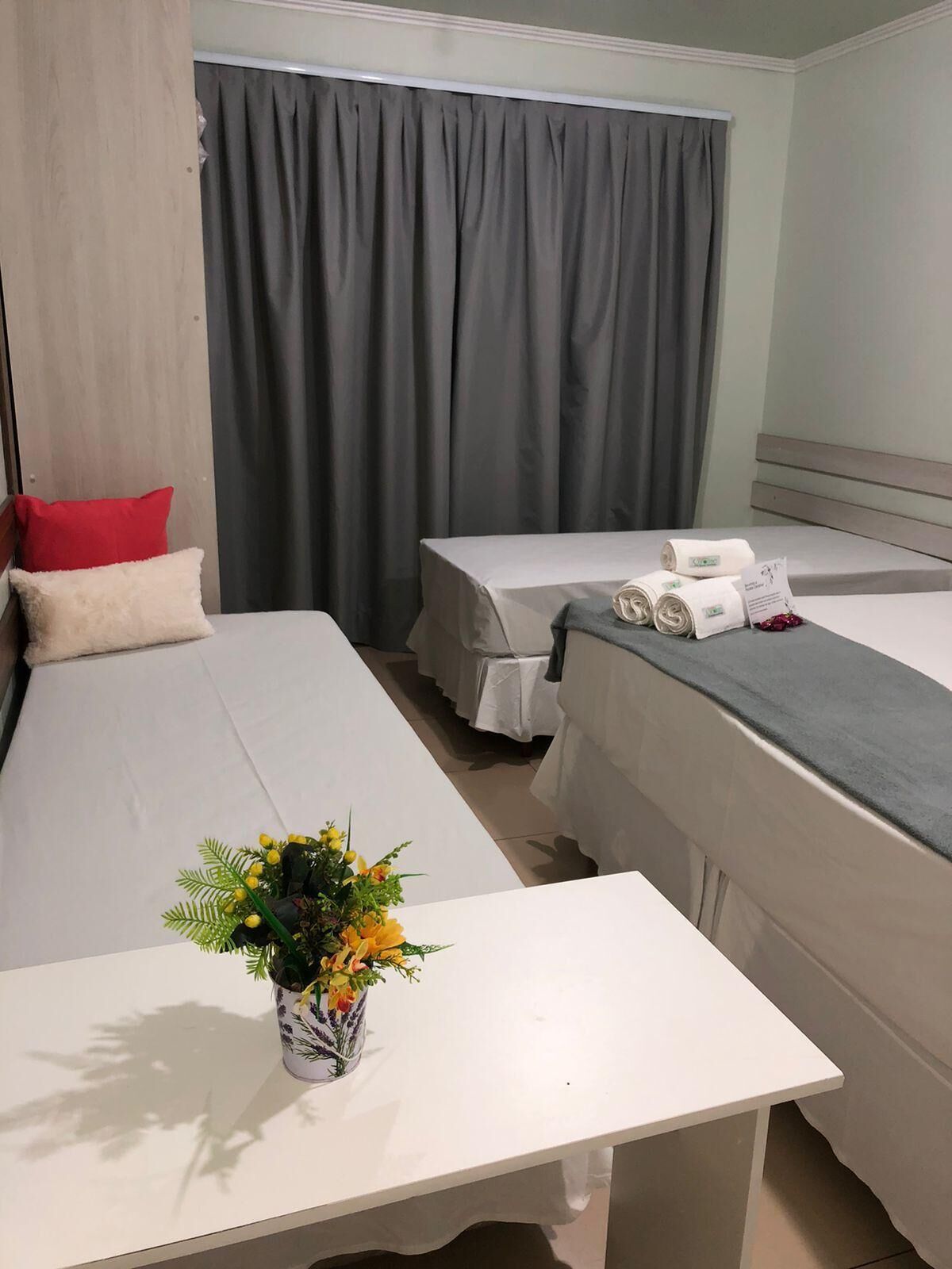 Minibar, caja de seguridad en la habitación y escritorio 
