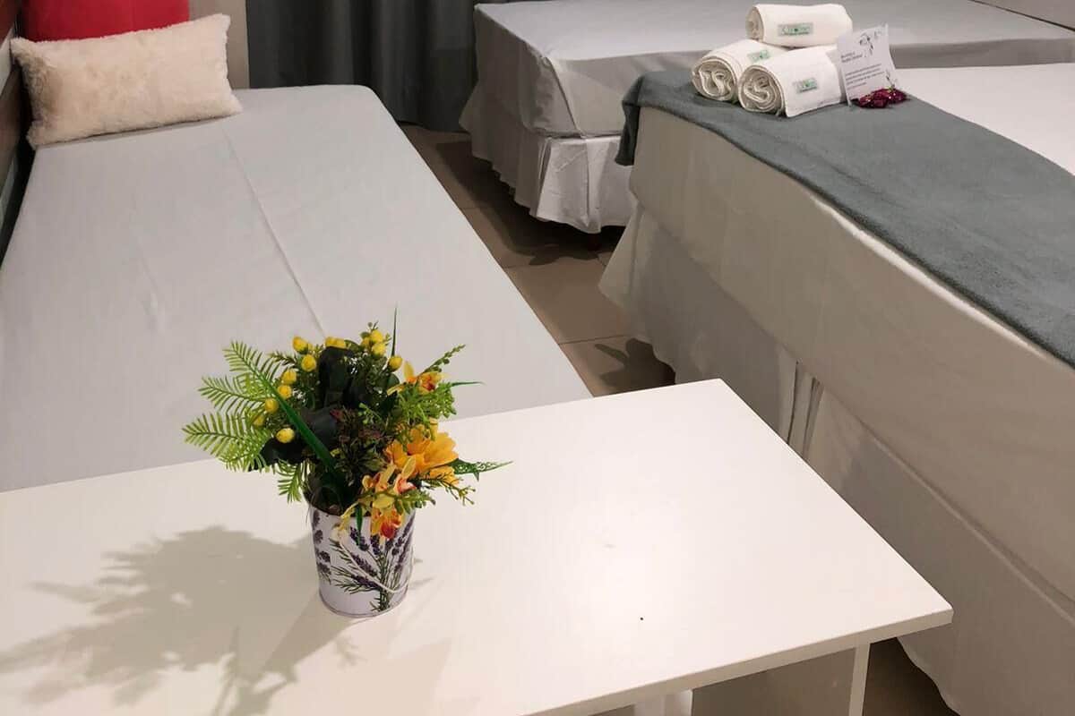 Minibar, caja de seguridad en la habitación y escritorio