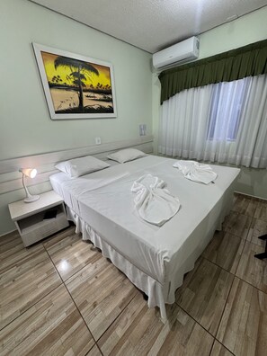 Minibar, caja fuerte, escritorio y cortinas opacas