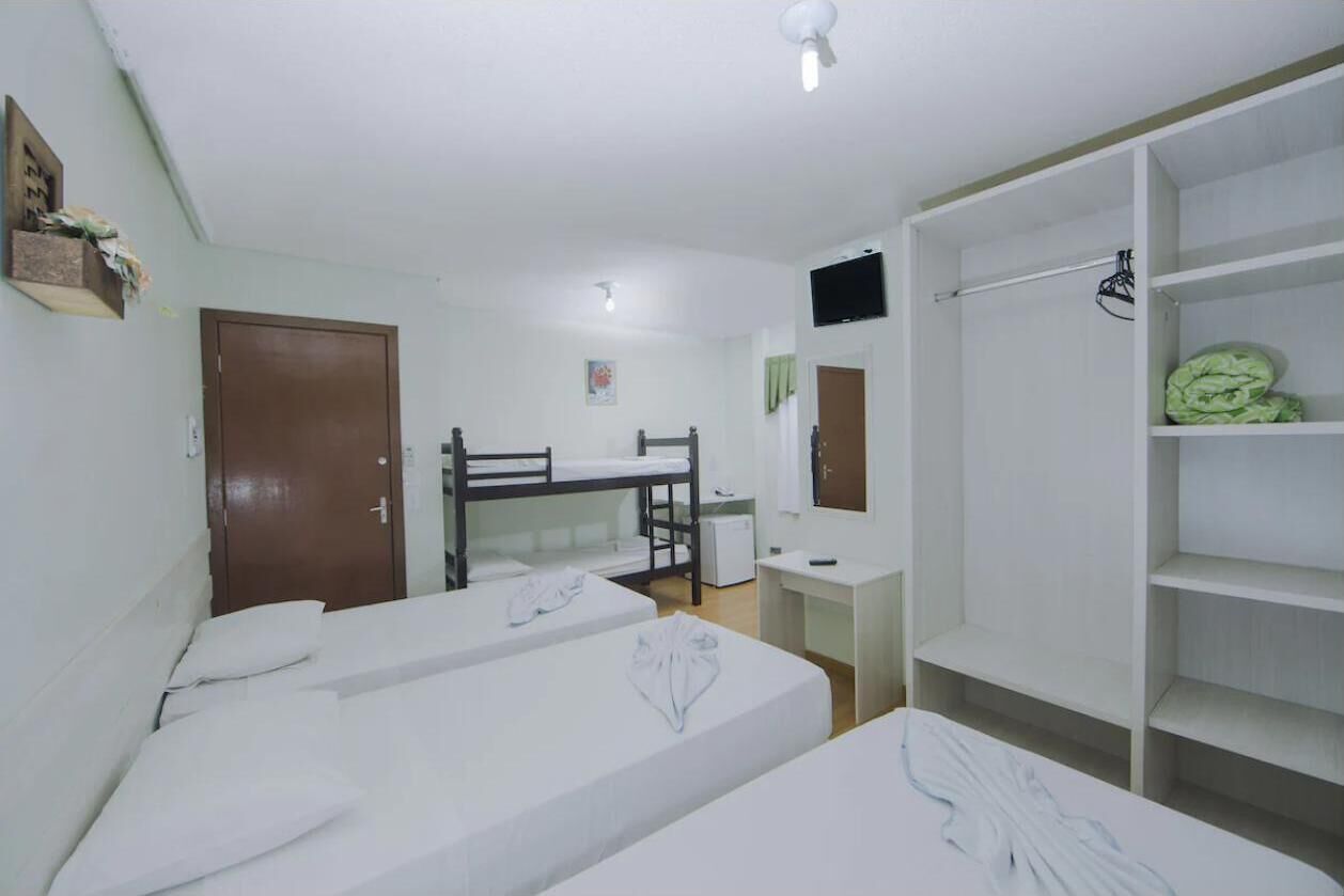 Minibar, caja de seguridad en la habitación y escritorio 