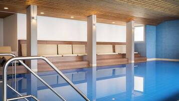 Una piscina con techo de madera, un área de descanso con cojines y una pared de azulejos.