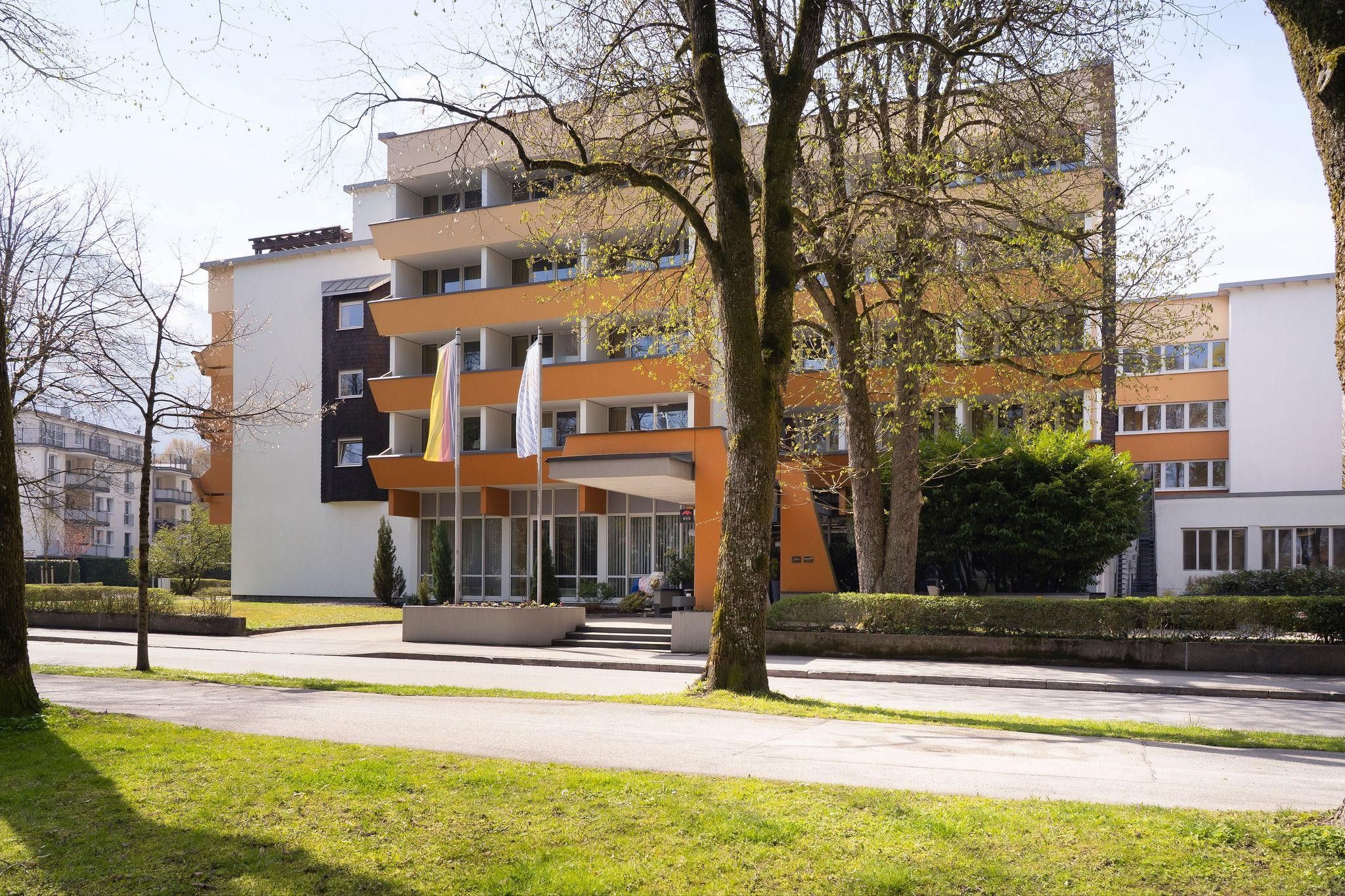 Un edificio de varios pisos con un estilo arquitectónico moderno, con balcones y ventanas amplias.