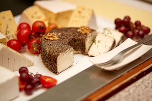 A variety of cheeses and grapes on a plate. - Hotel Bayern Vital (Bad Reichenhall)