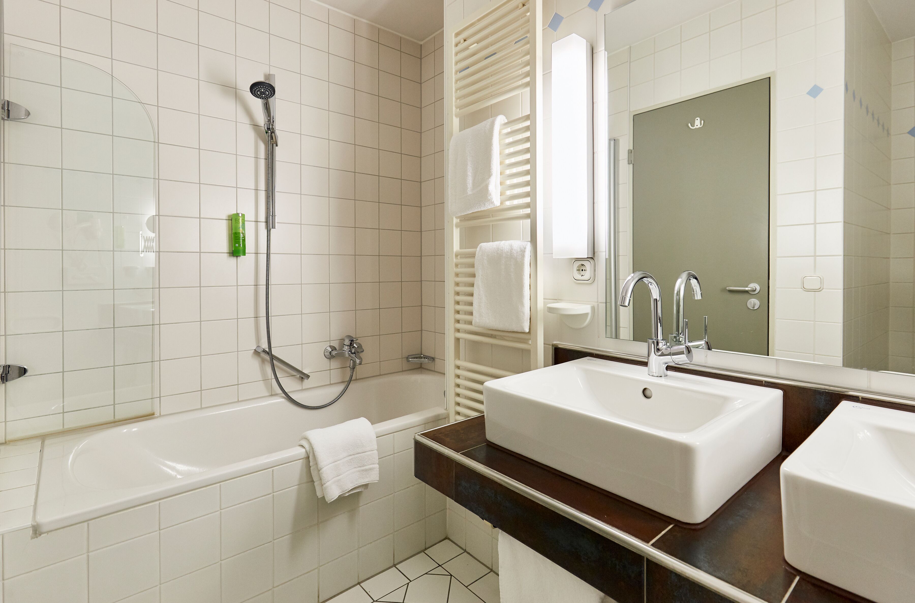 Junior Suite | Bathroom | Shower, free toiletries, hair dryer, towels