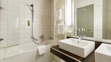 Junior Suite | Bathroom | Shower, free toiletries, hair dryer, towels