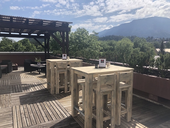 Cocktail bar