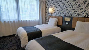 Een bureau, een strijkplank/strijkijzer, gratis wifi, beddengoed