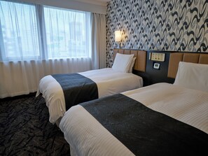 Een bureau, een strijkplank/strijkijzer, gratis wifi, beddengoed