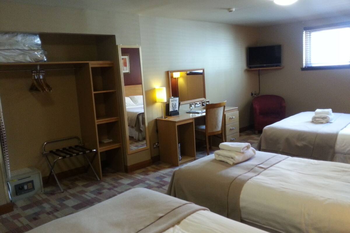 Family Room Sleeps 4 | Zimmersafe, Schreibtisch, Bügeleisen/Bügelbrett, kostenloses WLAN