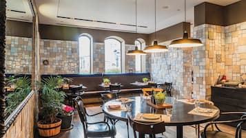 2 restaurants, spécialités Cuisine méditerranéenne