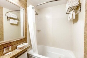 Combined shower/tub, hair dryer, towels - Royal Stay Hotel (Long Island City)
