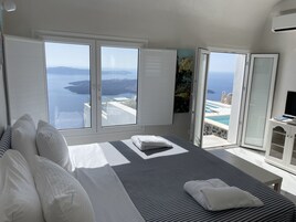 Honeymoon Suite, Hot Tub | Premium bedding, Tempur-Pedic beds, in-room safe, desk