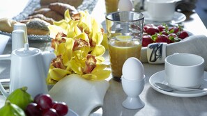 فطور أوروبي مجانًا يوميًا