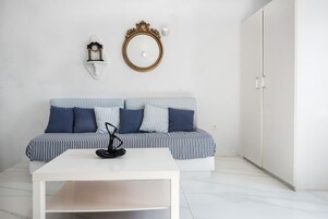 Suite ejecutiva, 2 habitaciones (Master) | Zona de estar | Televisión LCD de 32 pulgadas con canales por satélite, una televisión