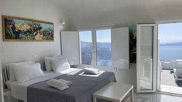 Honeymoon Suite, Hot Tub | Premium bedding, Tempur-Pedic beds, in-room safe, desk