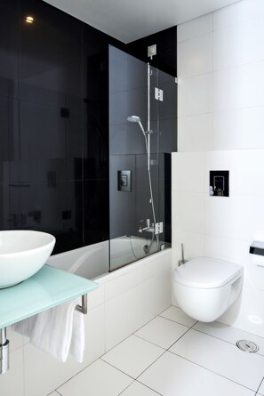 Combined shower/tub, free toiletries, hair dryer, towels