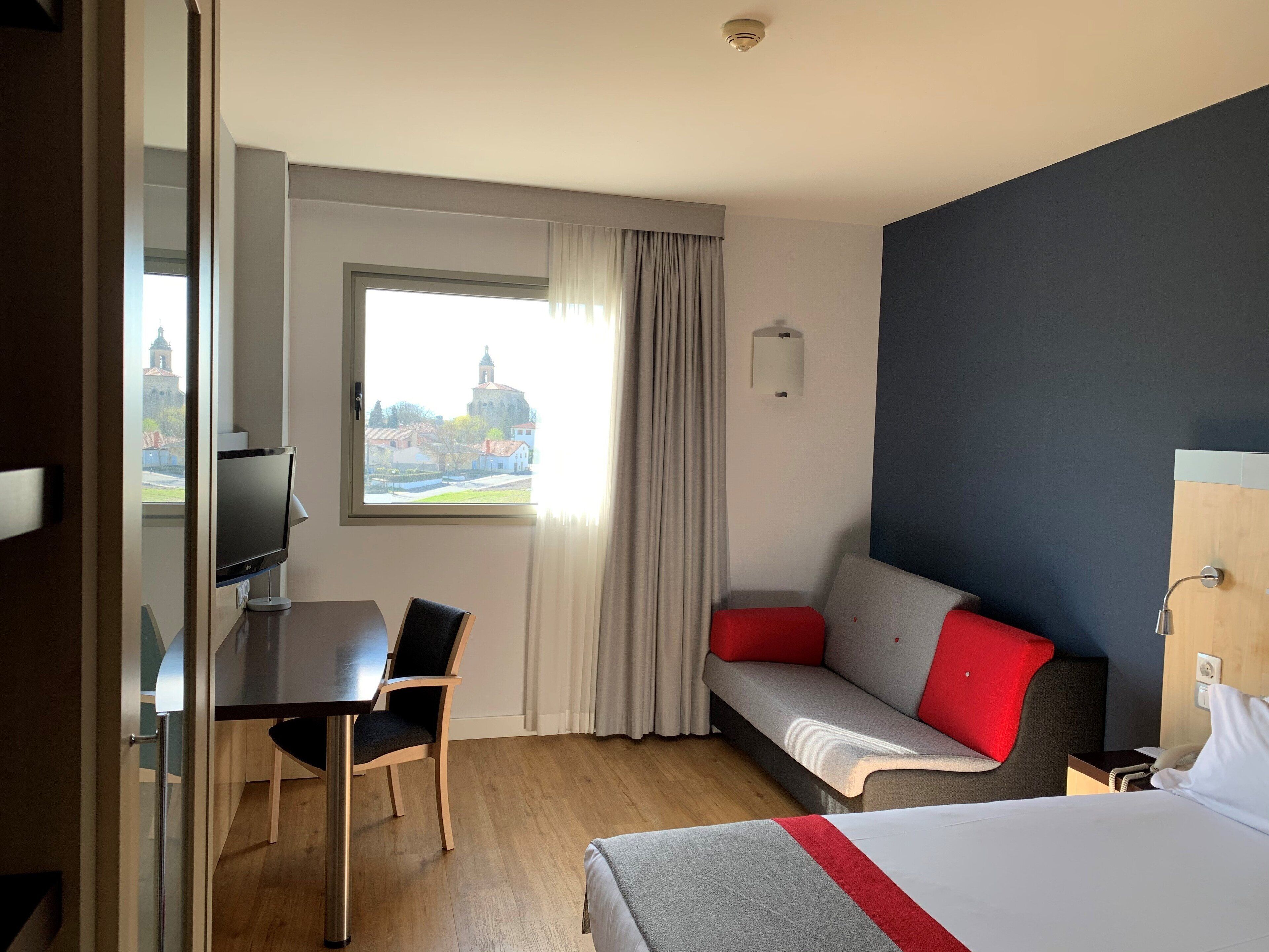 Bureau, rideaux occultants, fer et planche à repasser