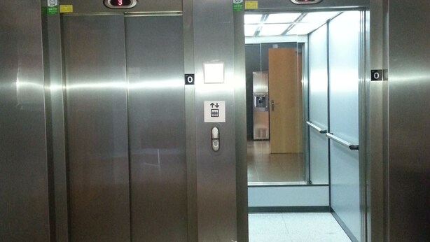 Un ascensor con una pantalla digital que muestra los números '3' y '0', indicando los pisos.