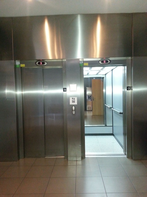 Un ascensor con una pantalla digital que muestra los números '3' y '0', indicando los pisos.