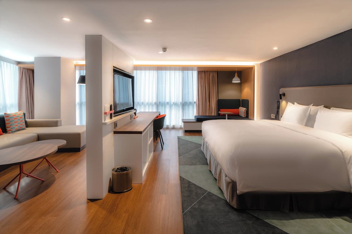 Standaard kamer, 1 kingsize bed (Extra Floor Space) | Een kluis op de kamer, een bureau, een strijkplank/strijkijzer