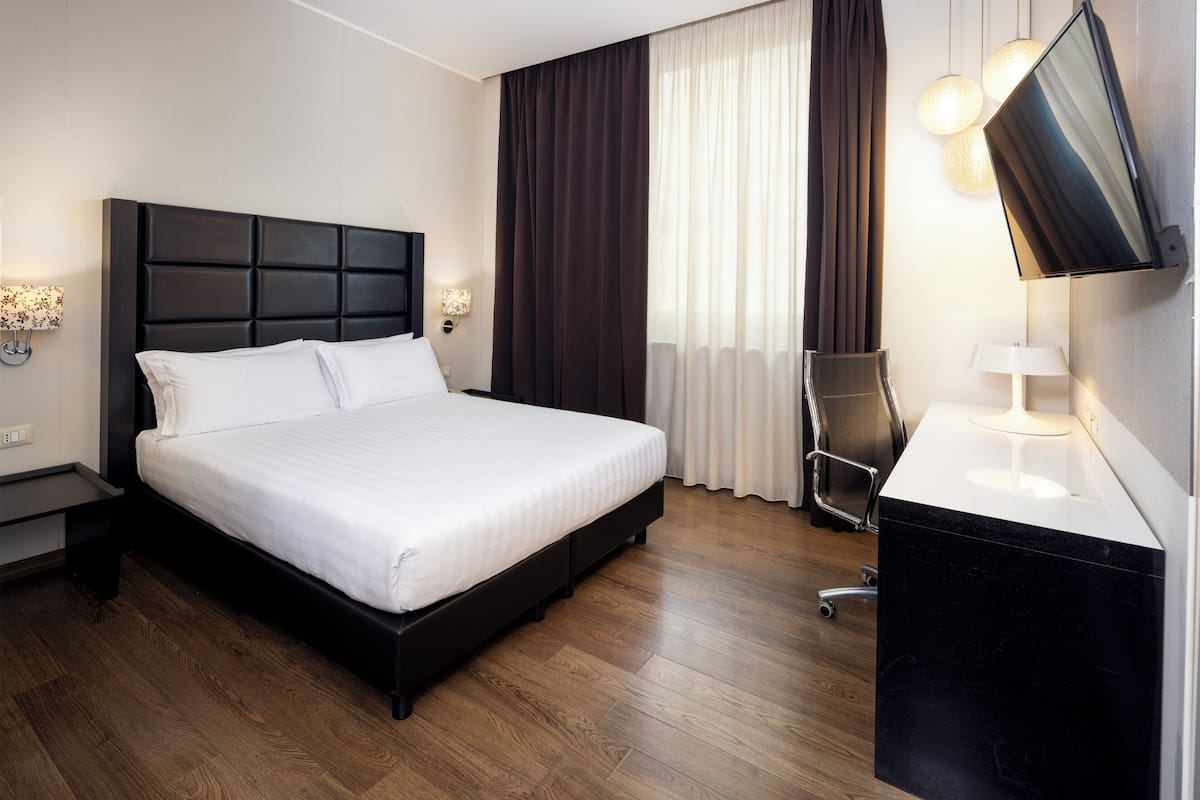 Standard Room, 1 Double Bed | Premium bedding, minibar, in-room safe, desk