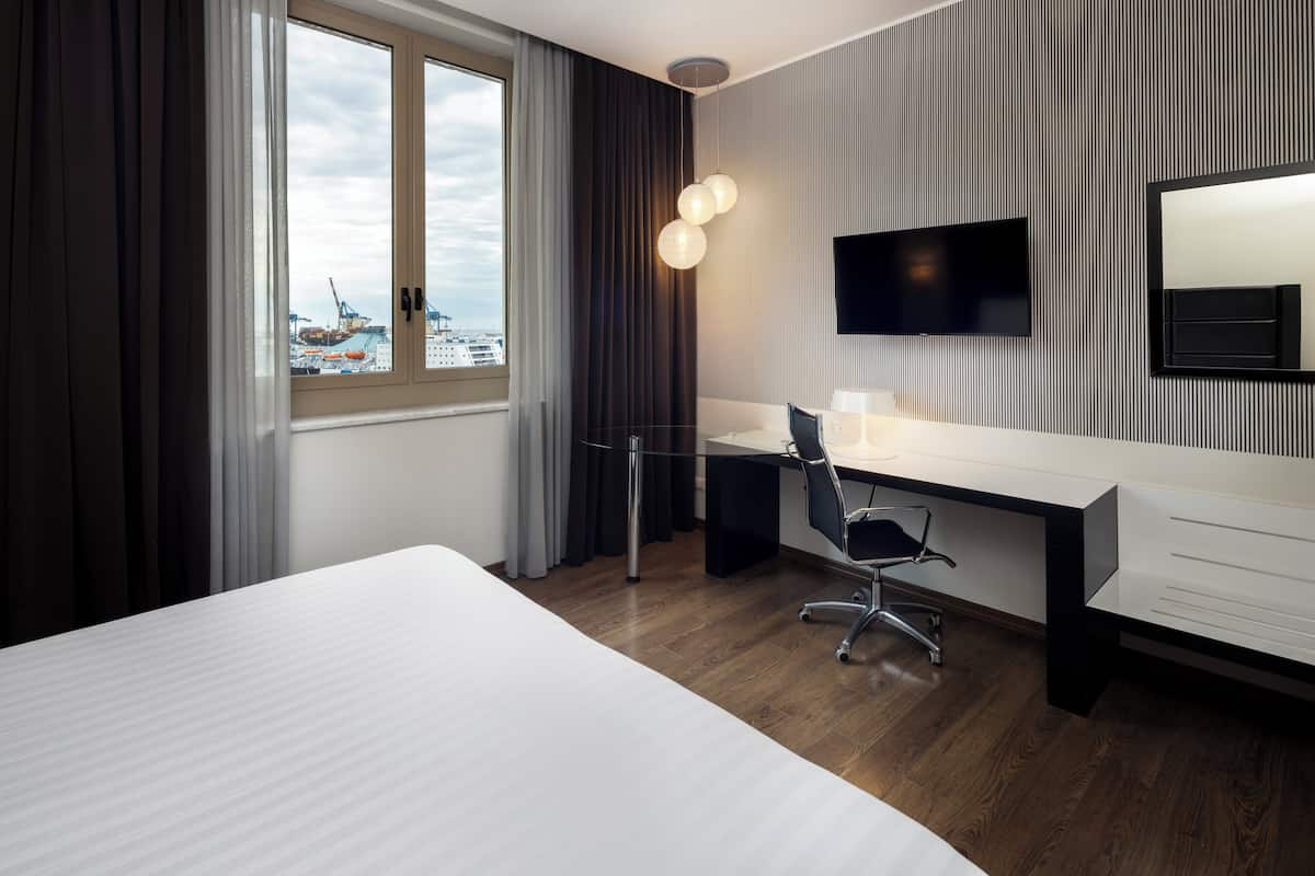 Standardrum - 1 kingsize-säng | Sängtillbehör av högsta kvalitet och minibar