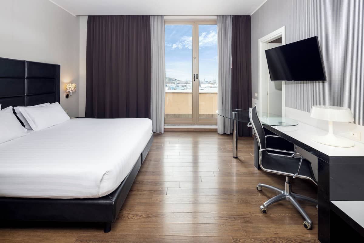 Premium Room | Premium bedding, minibar, in-room safe, desk