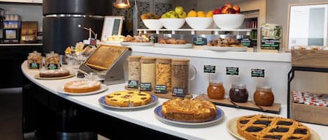 Frukostbuffé varje dag (EUR 16 per person)