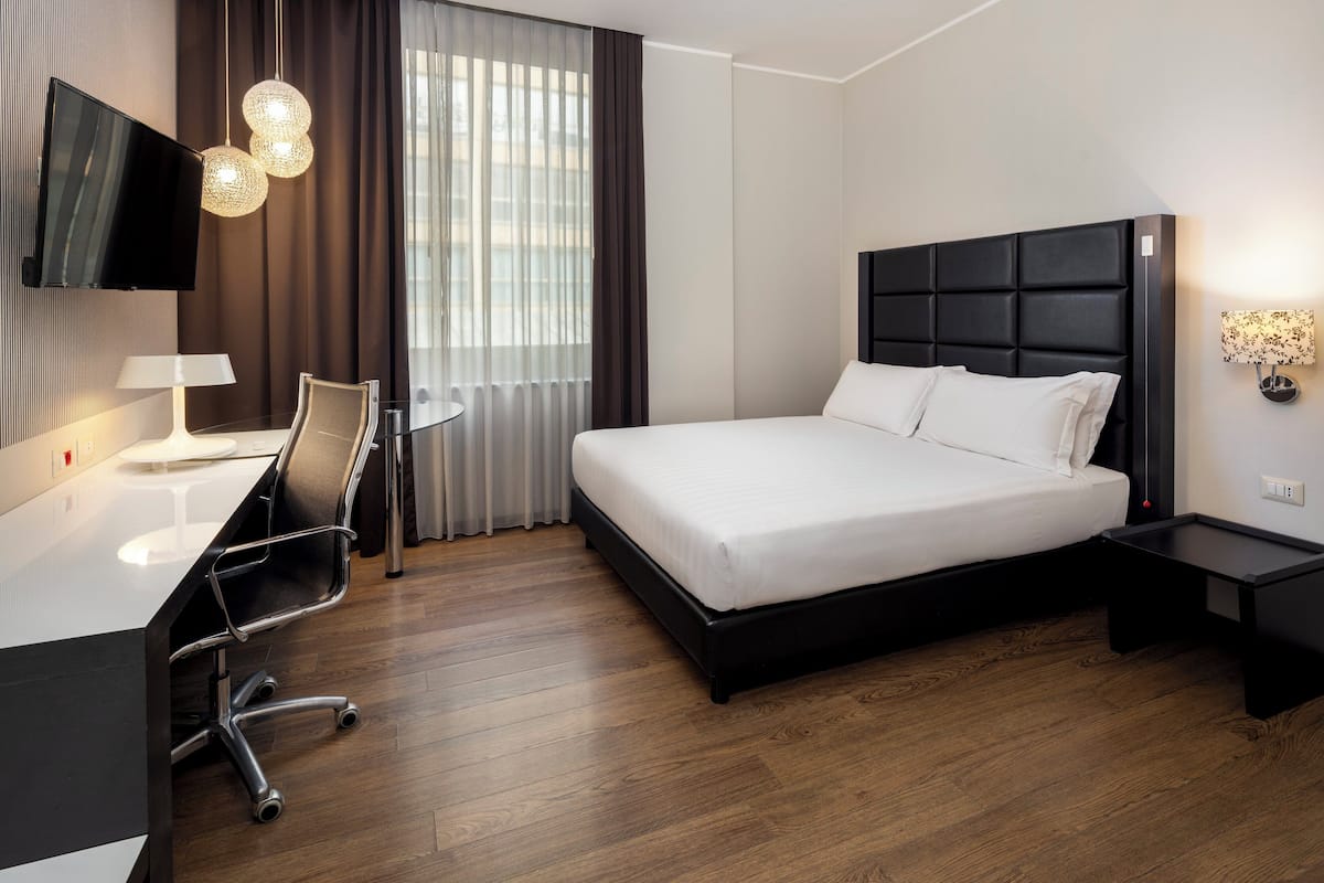 Standard Room, 1 Queen Bed, Accessible | Premium bedding, minibar, in-room safe, desk