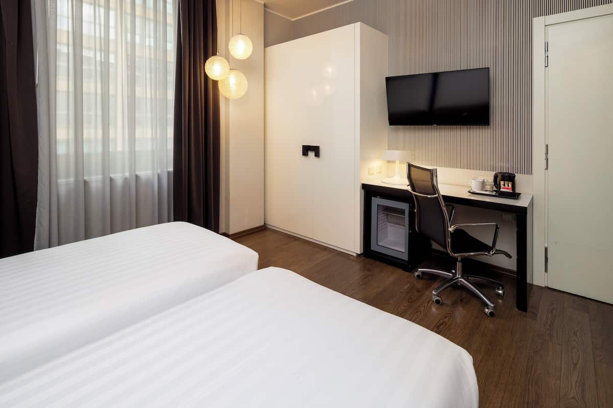Standard Room, 2 Twin Beds | Premium bedding, minibar, in-room safe, desk