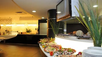 Café da manhã, almoço e jantar; culinária italiana