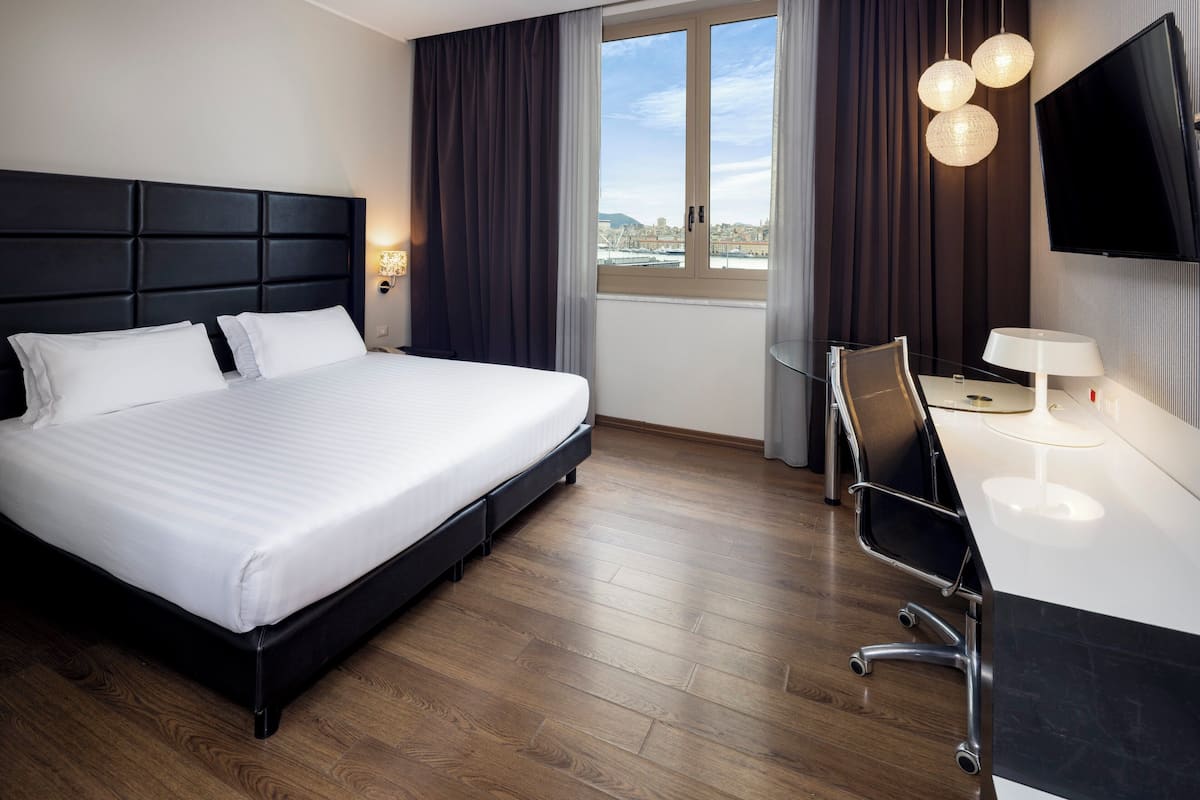 Standard Room, 1 King Bed | Premium bedding, minibar, in-room safe, desk