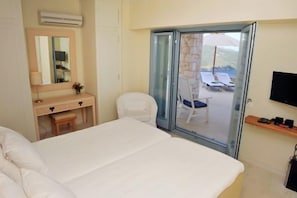 Egyptian cotton sheets, premium bedding, down comforters, pillowtop beds - Urania Luxury Villas (Lefkada)
