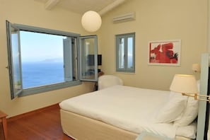Egyptian cotton sheets, premium bedding, down comforters, pillowtop beds - Urania Luxury Villas (Lefkada)