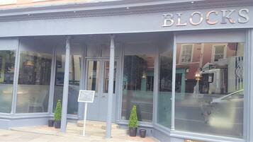 Breakfast and dinner served