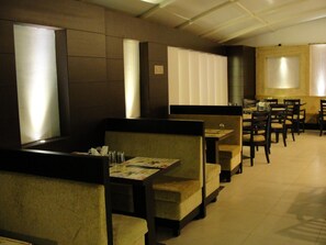Restaurant - Hotel Chanchal Deluxe (New Delhi)