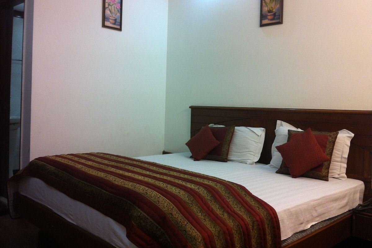 Quarto standard, 1 cama King | Sala de estar | TV LCD 32 polegadas com canais via satélite, TV