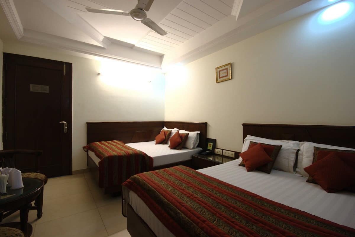 Quarto família, 2 camas de casal | Frigobar, individualmente mobiliados, escrivaninha