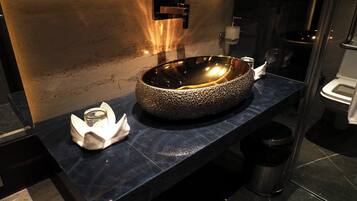 Habitación ejecutiva | Baño | Regadera, amenidades de baño gratuitas, secadora de cabello, toallas