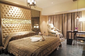 Chambre Deluxe | Minibar, coffres-forts dans les chambres, bureau, chambres insonorisées