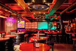 Bar (on property) - Peninsula Redpine (Mumbai)