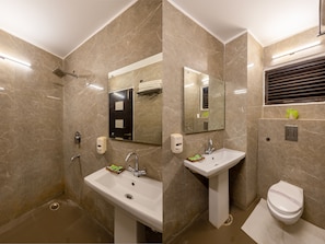 Deluxe Room, 1 Double Bed | Bathroom | Shower, free toiletries, slippers