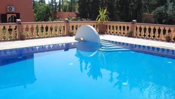 Piscine extérieure, parasols de plage, chaises longues