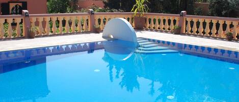 Piscine extérieure, parasols de plage, chaises longues