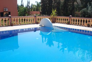 Outdoor pool, pool umbrellas, pool loungers - Villa Guest (Marrakech)